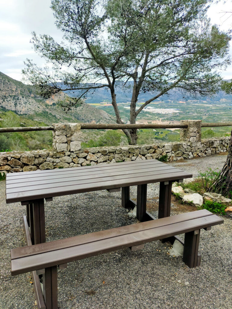 Mesa de picnic de brik reciclado resistente a la intemperie en área recreativa.