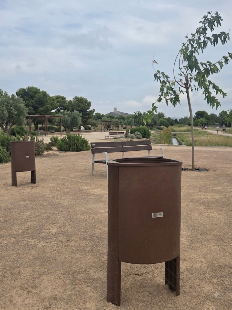 Vista frontal de la papelera de plástico reciclado inyectada en espacio público